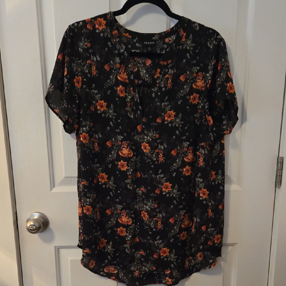 Torrid Sz 0 Split Neck Black and Orange Floral Blouse